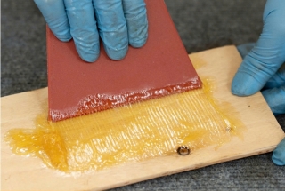 Hướng dẫn chi tiết cách dán MDF với laminate bằng keo quét đa năng A-66